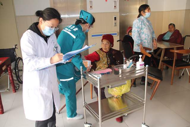 信陽市中醫院“學雷鋒·送健康”養老院志愿行 傳承雷鋒精神，護航銀齡健康
